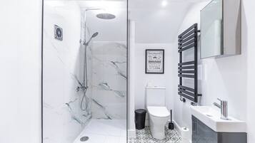 Apartment | Bathroom | Shower, towels