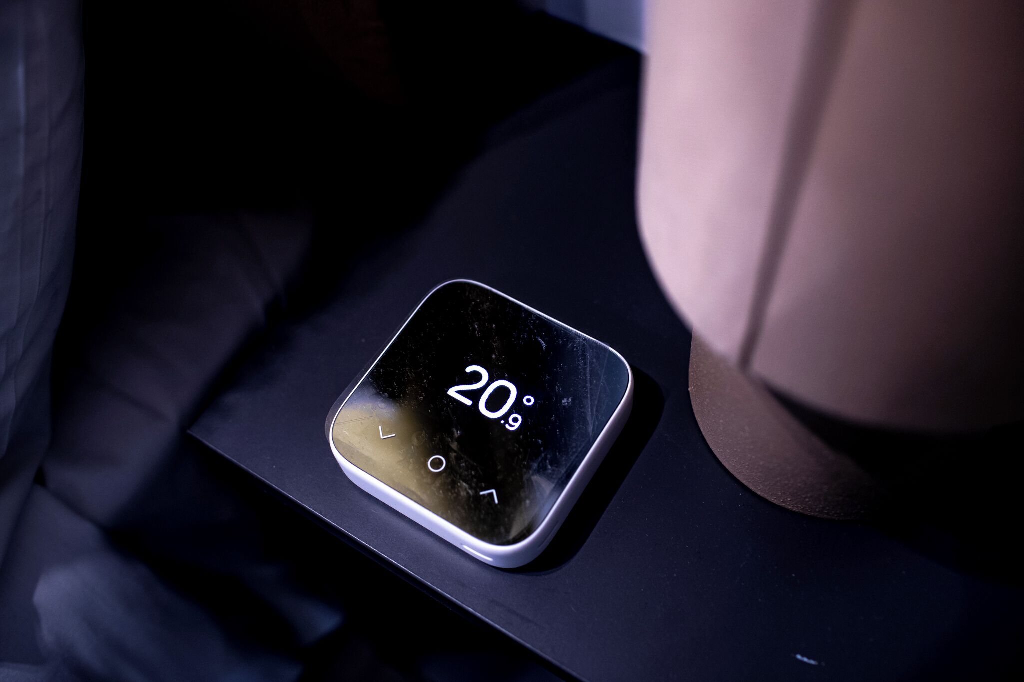 Termostato que muestra una temperatura de 20 grados Celsius.