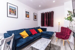 Apartment | Living area - Belfast Bliss Apartment - Modern & Cozy Retreat (Belfast)