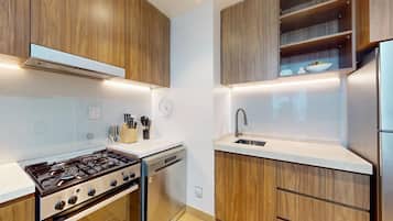 Kühlschrank, Mikrowelle, Ofen, Herdplatte