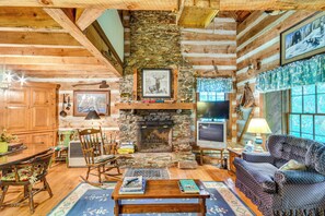 TV, fireplace, DVD player, books - Peaceful Burnsville Cabin By South Toe River! (Burnsville)