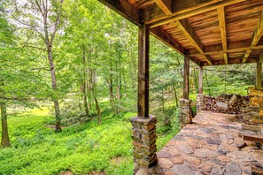 Property grounds - Peaceful Burnsville Cabin By South Toe River! (Burnsville)