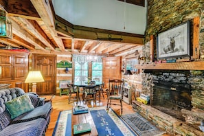 TV, fireplace, DVD player, books - Peaceful Burnsville Cabin By South Toe River! (Burnsville)