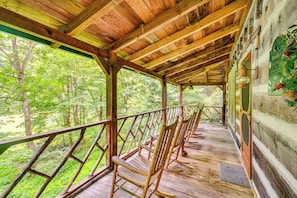 Terrace/patio - Peaceful Burnsville Cabin By South Toe River! (Burnsville)