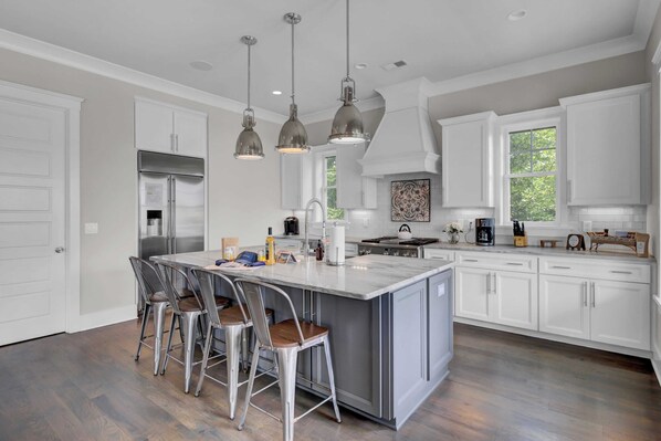 House (6 Bedrooms) | Private kitchen | Fridge, microwave, oven, stovetop - Blue Heron Manor by Avantstay Ocean View + Saltwater Pool (Isle of Palms)