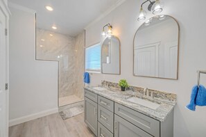 Shower - Frisky Flip Flopper by Avantstay Pool + Views (Port Aransas)