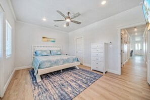 4 Schlafzimmer, Bügeleisen/Bügelbrett