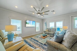 TV - Frisky Flip Flopper by Avantstay Pool + Views (Port Aransas)