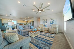 TV - Frisky Flip Flopper by Avantstay Pool + Views (Port Aransas)