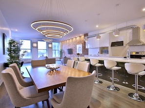 Dining - Deluxe 3-bedroom Condo in Old Montreal with a Private terrace (Montréal)