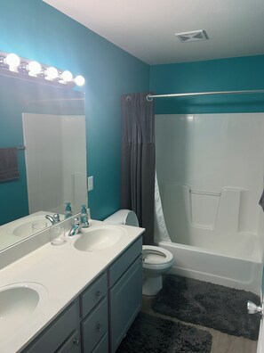 Suihku, pyyhkeet, saippua, sampoo