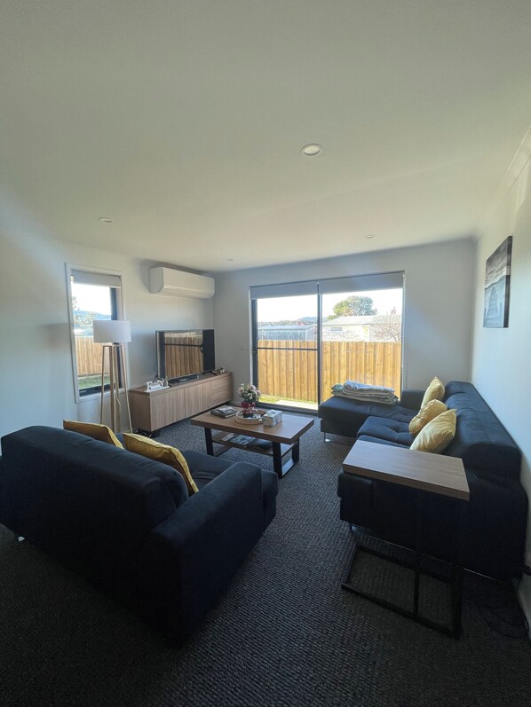 TV connectée, lecteur de DVD, livres