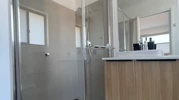 Douche, sĂšche-cheveux, serviettes fournies, savon