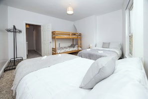 3 chambres, fer et planche à repasser, Wi-Fi, draps fournis