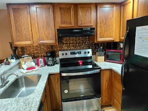 Frigorífico, microondas, horno y placa de cocina