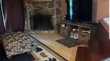 Smart-TV, Kamin, DVD-Player, Bücher