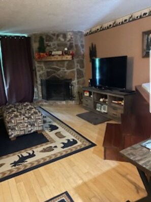 Smart TV, fireplace, DVD player, books -  Riverfront Sweet Serenity in Fabulous Gatlinburg; 
Waterfall; Fireplace; Spa  (Gatlinburg)