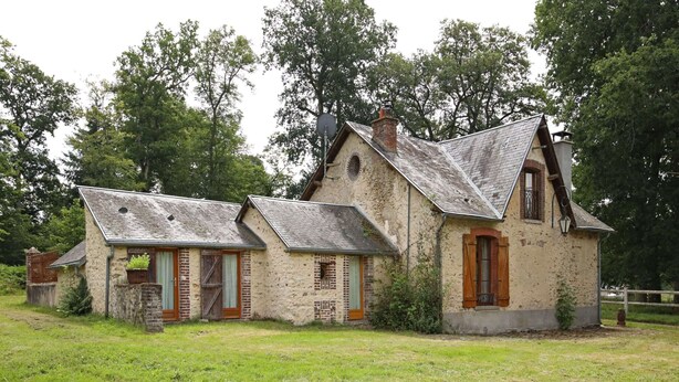 Exterior - Traditional Holiday Home in Raizeux With Terrace (Raizeux)
