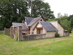 Exterior - Traditional Holiday Home in Raizeux With Terrace (Raizeux)
