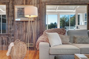 TV, books - Cottage at Island Point; Charming Coastal Retreat (Southport)