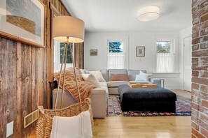 TV, books - Cottage at Island Point; Charming Coastal Retreat (Southport)