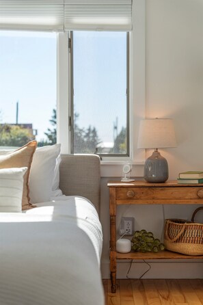 3 bedrooms, iron/ironing board, free WiFi, bed sheets - Cottage at Island Point; Charming Coastal Retreat (Southport)