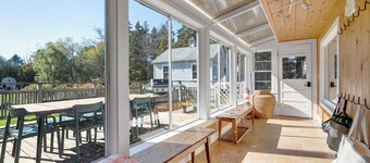 Cottage at Island Point; Charming Coastal Retreat