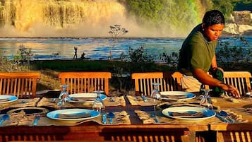 Desayuno con opciones de la cocina local incluido todos los días
