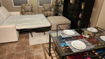 1 dormitorio, tabla de planchar con plancha, wifi y ropa de cama