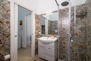 Een douche, een haardroger, handdoeken