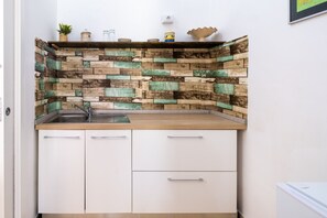 Kühlschrank, Herdplatte, Kochgeschirr/Geschirr/Besteck, Gewürze