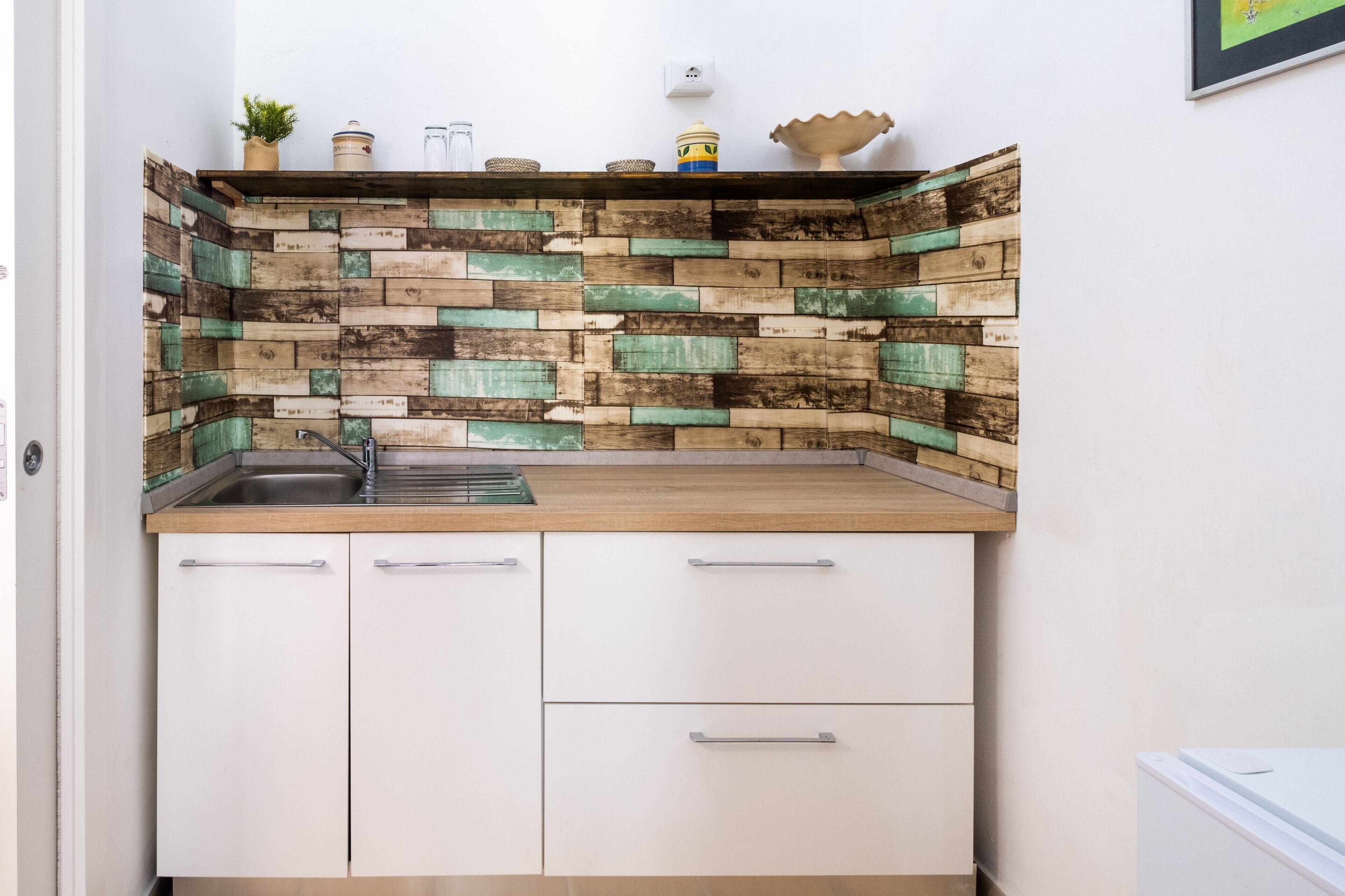 Refrigerador, parrilla de estufa, utensilios de cocina y condimentos 