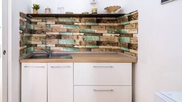 Refrigerador, parrilla de estufa, utensilios de cocina y condimentos