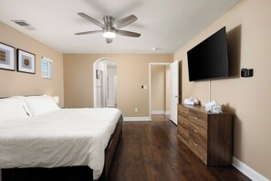 4 Schlafzimmer, Schreibtisch, Bügeleisen/Bügelbrett, WLAN