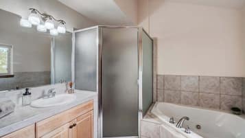 Een douche, een haardroger, handdoeken