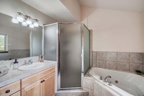 Douche, séchoir à cheveux, serviettes fournies, shampooing
