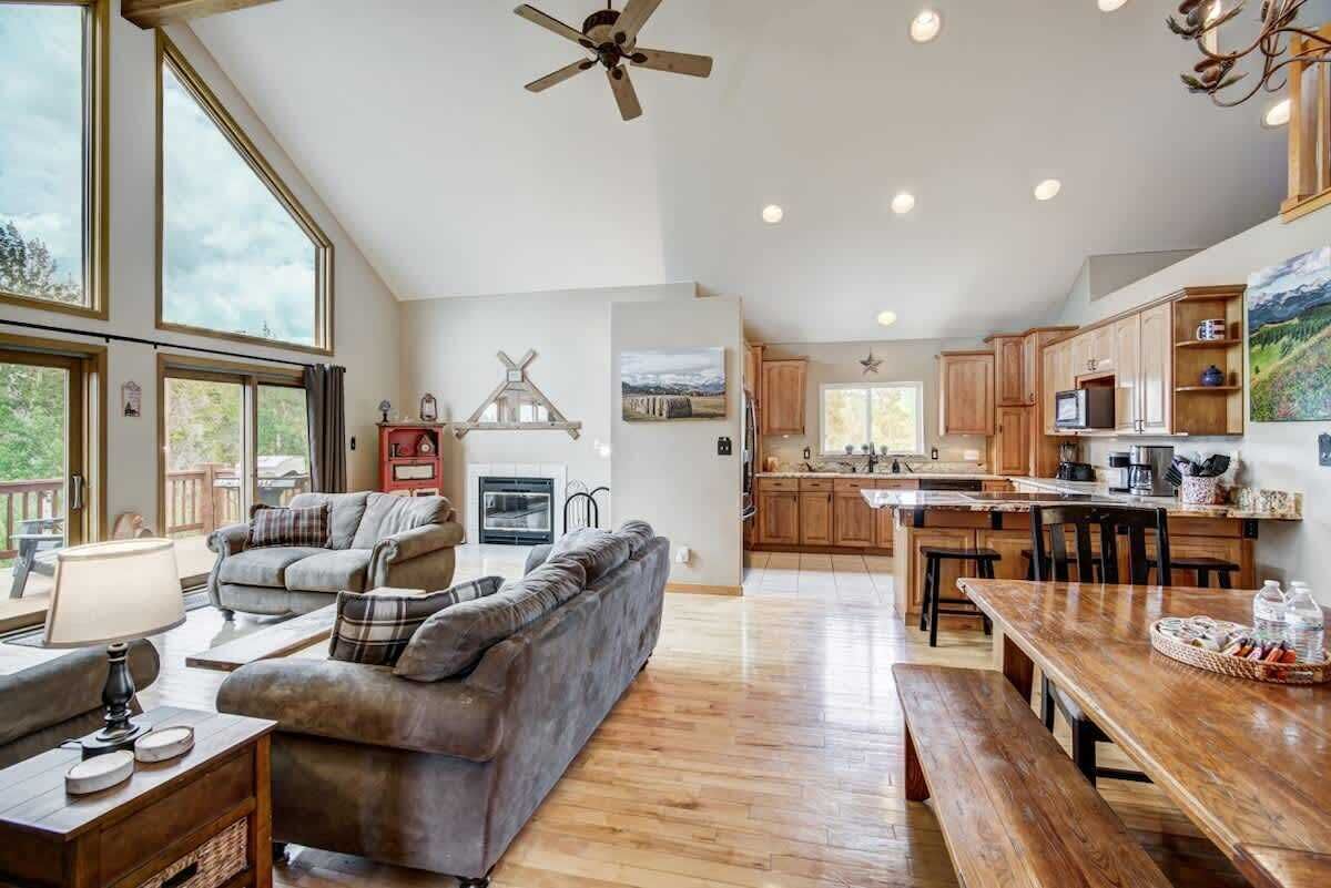 TV, lareira, escritórios