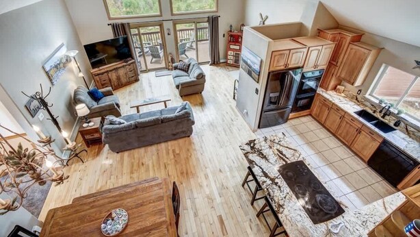Een ruime loft met een grote woonruimte, een keuken en een eethoek.