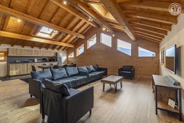 Smart-tv, dvd-spelare och en stereo