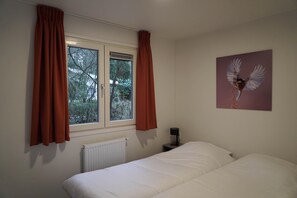 Chalet | 2 bedrooms, individually furnished, bed sheets - Beautiful Chalet on a Holiday Park (Beekbergen)