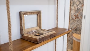Ein Holzboden mit rustikalem Design, eine kleine Holzkiste und ein Seil.