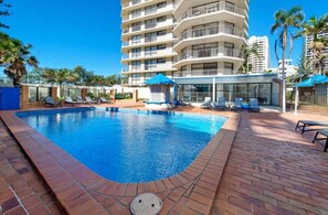 Una piscina techada, una piscina climatizada