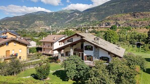 A mountain village with traditional houses, a clear sky, and lush greenery. - Apartment 'Casa Lella Clemy' with Mountain View, Balcony and Wi-Fi (Aymavilles)