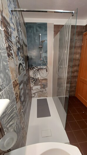 Dusche, Haartrockner, Handtücher