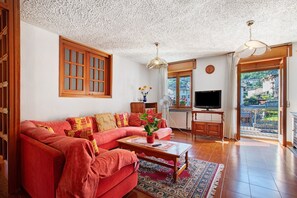 TV - Apartment 'Casa Lella Clemy' with Mountain View, Balcony and Wi-Fi (Aymavilles)