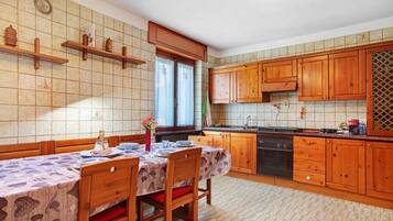 Frigorifero, microonde, forno, piano cottura