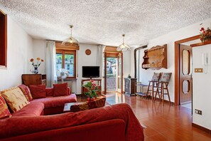 TV - Apartment 'Casa Lella Clemy' with Mountain View, Balcony and Wi-Fi (Aymavilles)