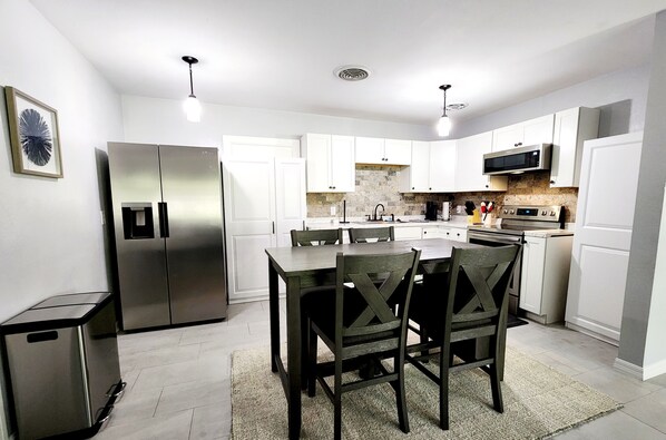 Kühlschrank, Mikrowelle, Ofen, Herdplatte