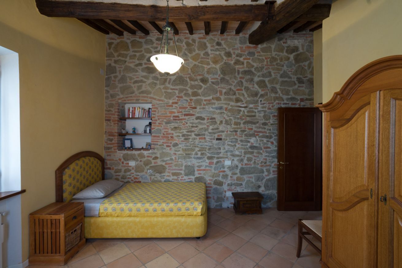 10 bedrooms, iron/ironing board, WiFi, bed sheets