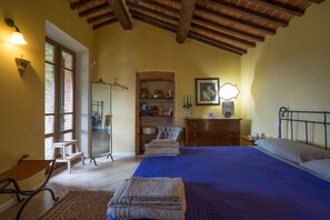 10 slaapkamers, een strijkplank/strijkijzer, reisbedje, wifi